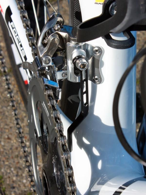 A handy chain watcher dangles from the front derailleur mounting bolt.