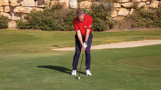 Anders Mankert shows how to chip in golf