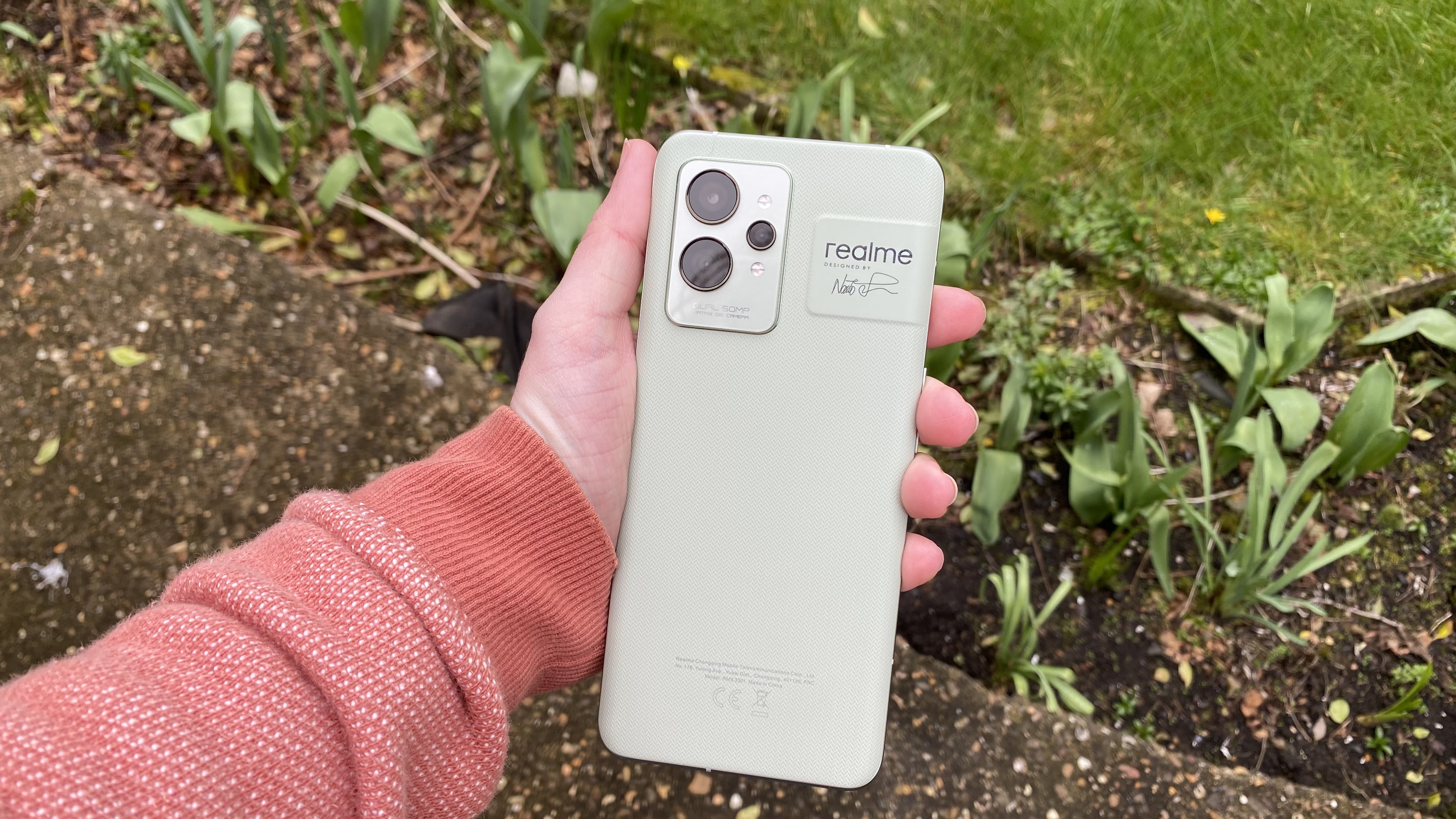 Realme GT 2 Pro ihmisen kädessä väärinpäin