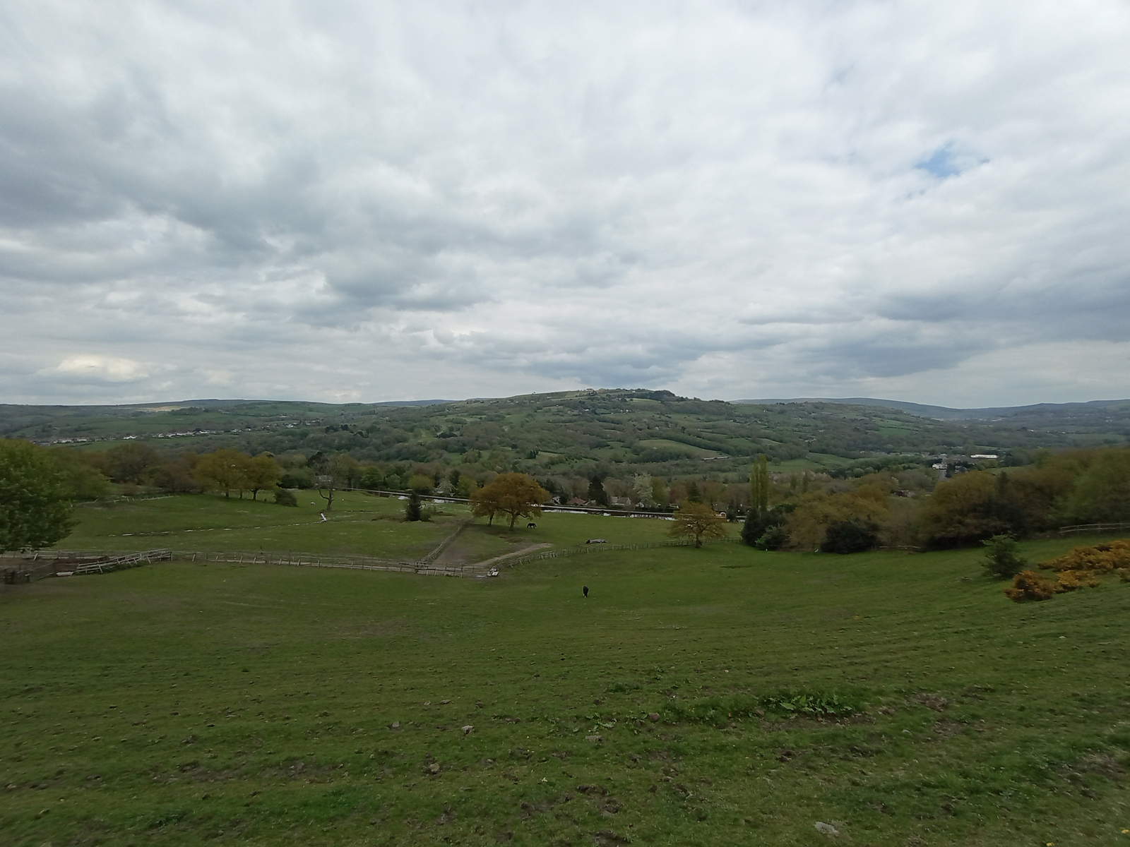 Moto G22 camera sample showing a hilly landscape in ultrawide