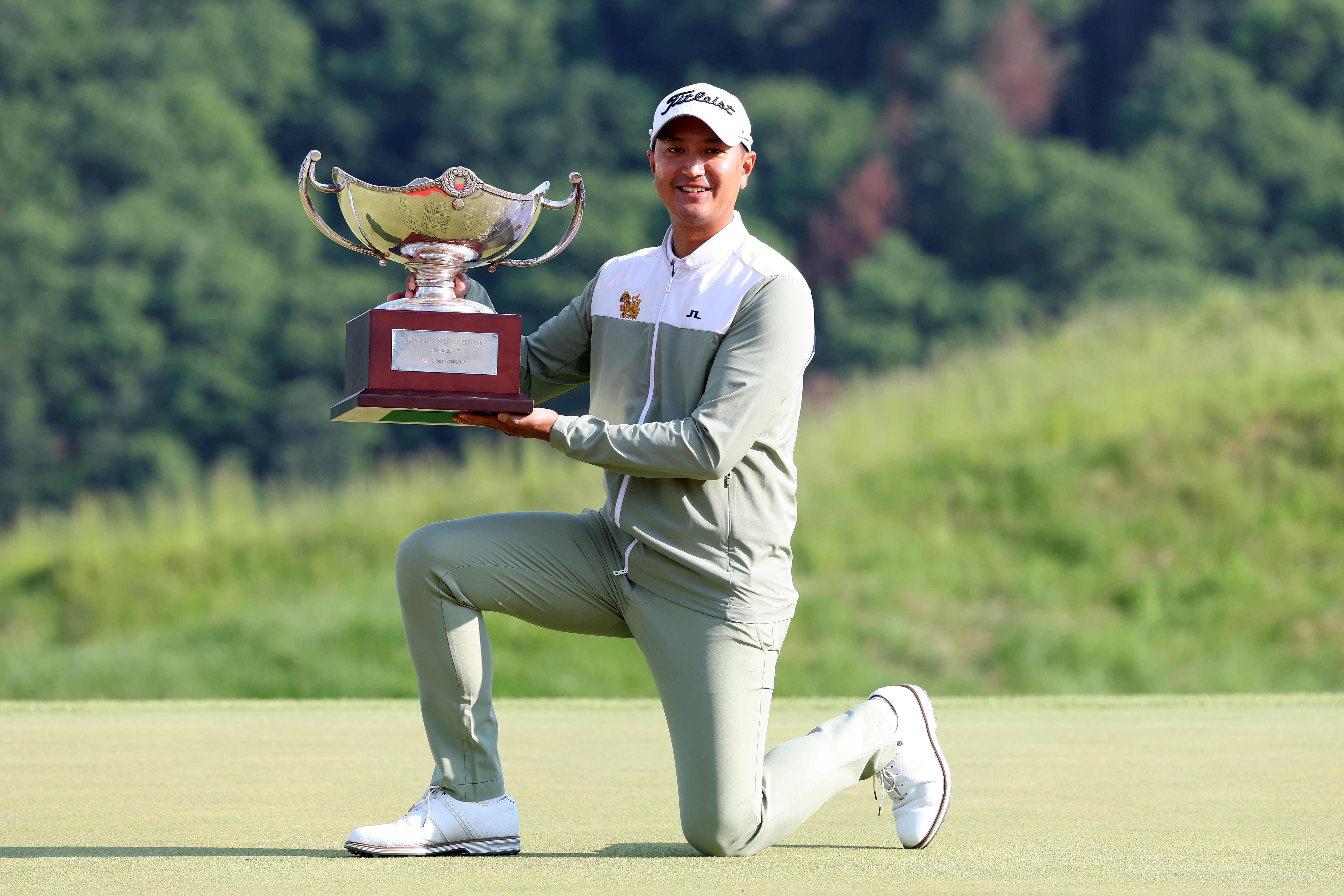 Sadom Kaewkanjana holds the Korea Open trophy in 2025