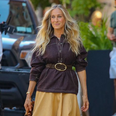 Sarah Jessica Parker wears a yellow midiskirt with flip-flops and wedges.