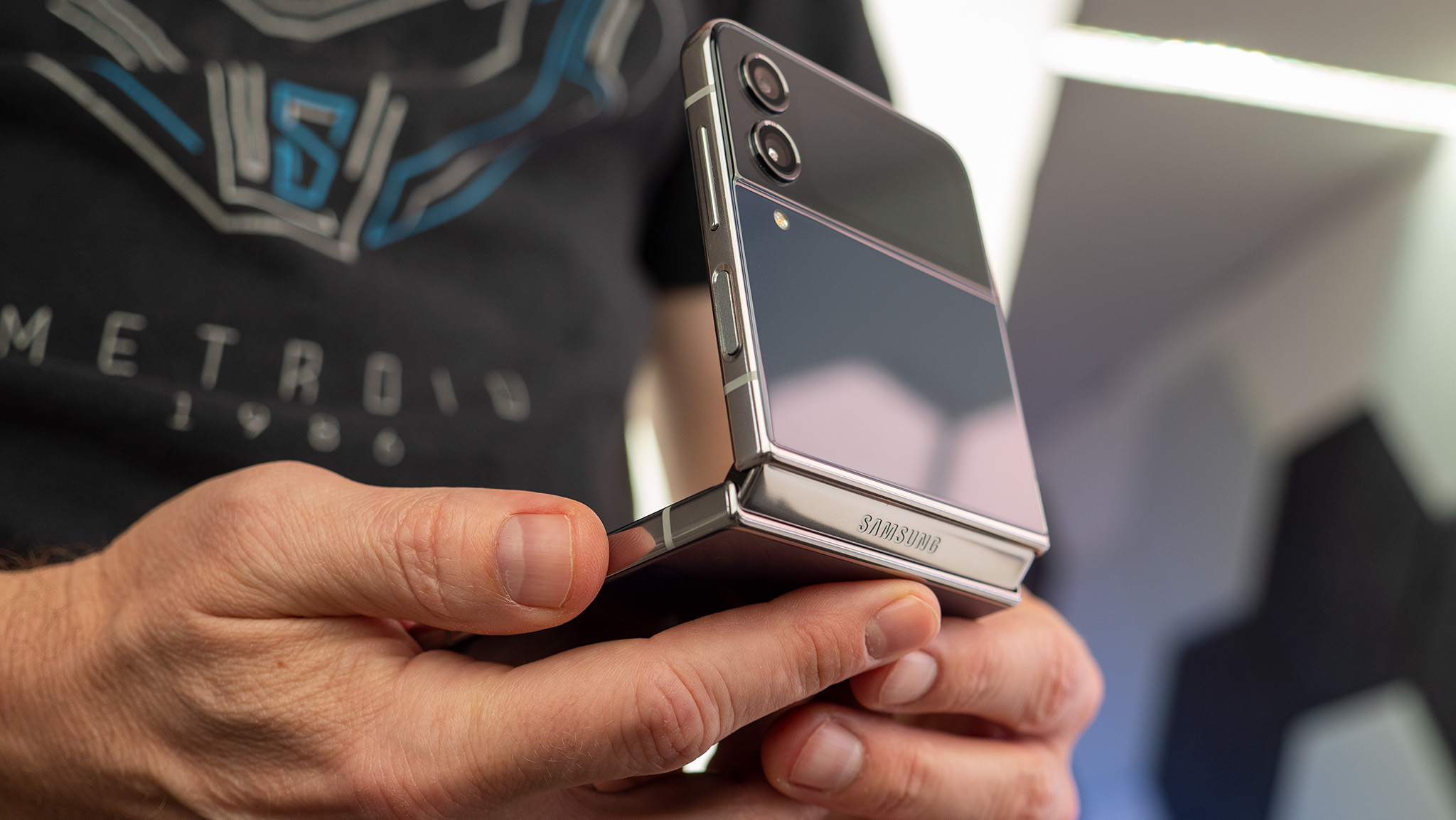 Samsung Galaxy Z Flip 4 Bespoke Edition z granatowymi tylnymi panelami i srebrnymi wykończeniami