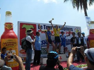 David McCann (Giant Asia Racing Team) celebrates on the podium.