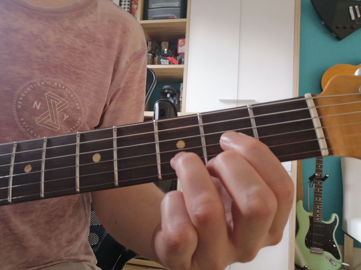 How to play the D chord on guitar