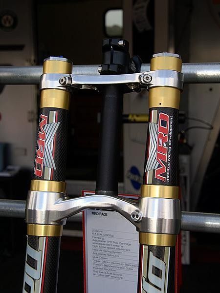 The fork on display was still just a prototype but the upper legs were clearly be reinforced with aluminum as we've seen before and the upper crown is compatible with integrated stems.