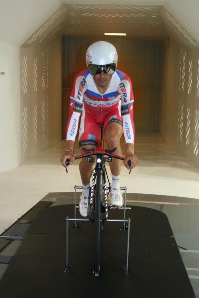 A front view of Joaqu&iacute;m Rodr&iacute;guez (Katusha) in the wind tunnel