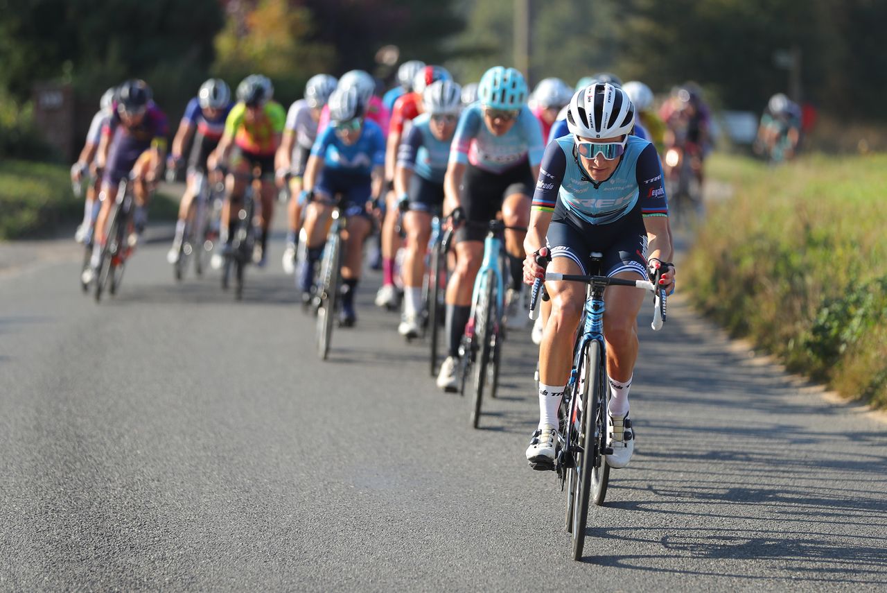 Lizzie Deignan rides at the head of the bunch in the 2021 Women&#039;s Tour