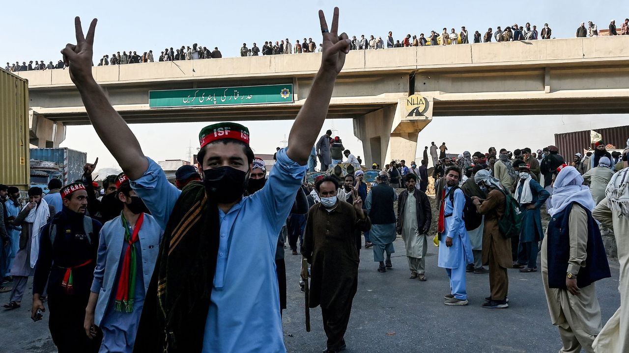 Supporters of jailed former prime minister Imran Khan&#039;s Pakistan Tehreek-e-Insaf (PTI) party march towards Islamabad 