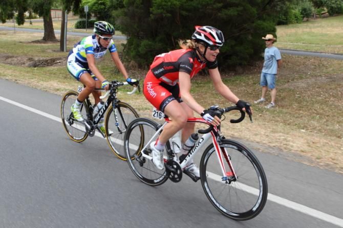 Lucy Coldwell (VIC) and Jessie Maclean (Orica - AIS) in the break