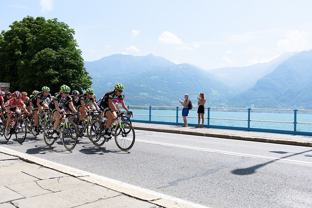 Kristabel Doeble-Hickok finds some shade whilst riders line up for the start at Giro Rosa 2016 - Stage 4