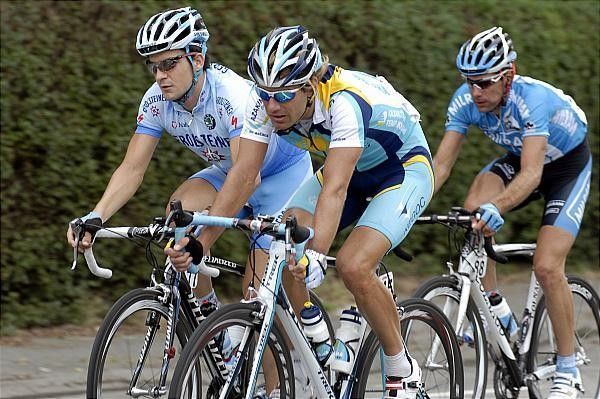 Carlo Westphal (Gerolsteiner) rides alongside Benoit Joachim (Astana)