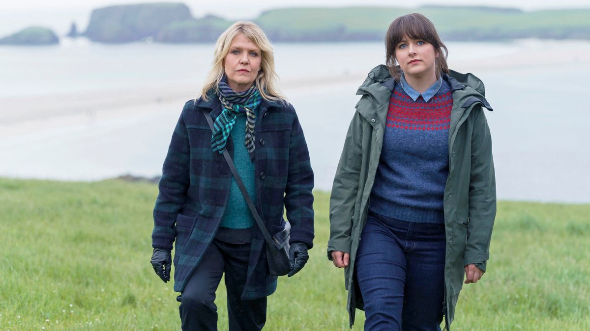 DI Ruth Calder (ASHLEY JENSEN);DI ‘Tosh’ McIntosh (ALISON O’DONNELL) in Shetland season 9