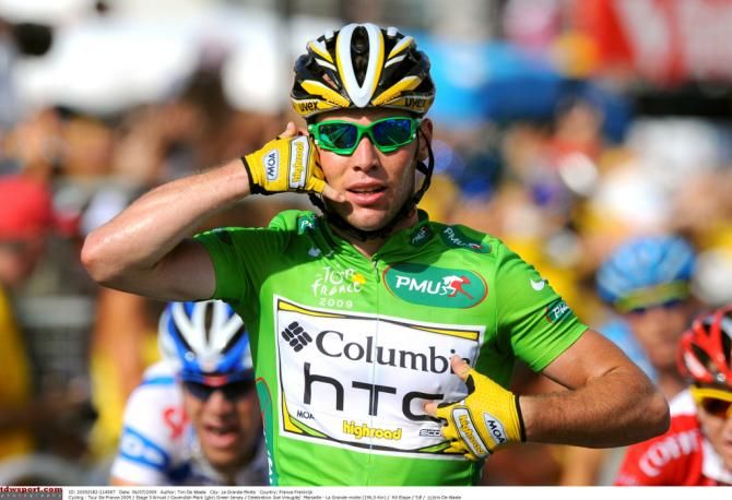 Mark Cavendish gives HTC a plug with a phone celebration
