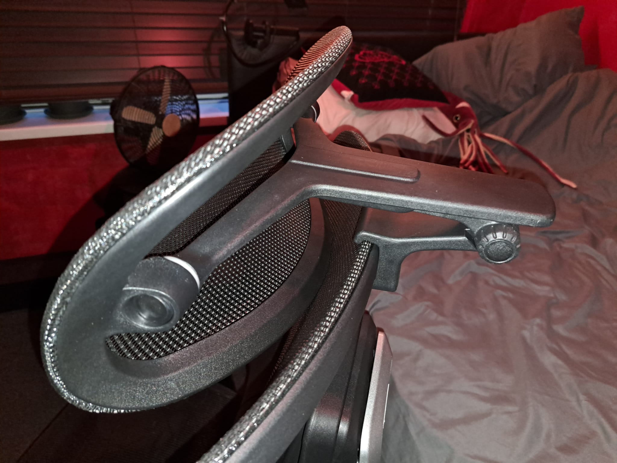 Photograph of the FlexiSpot C7 Morpher's headrest