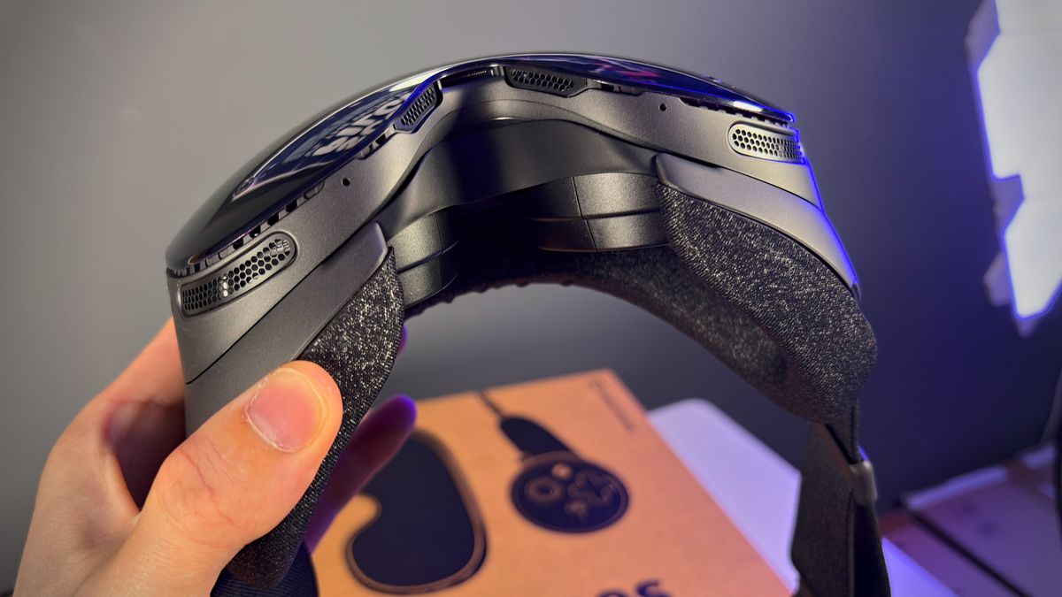 The left and right Steam Frame controllers on the Steam Frame box.