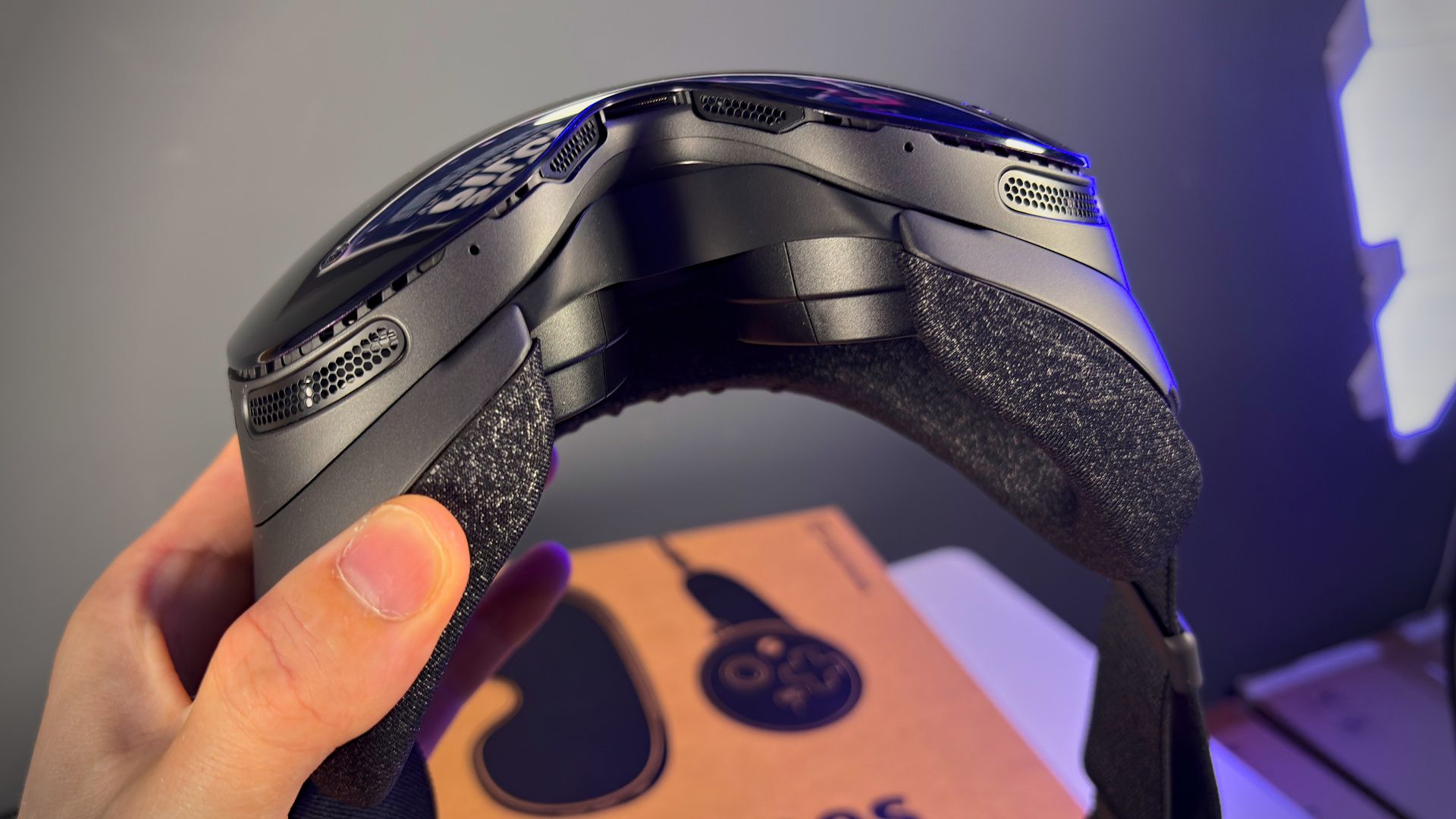 The left and right Steam Frame controllers on the Steam Frame box.