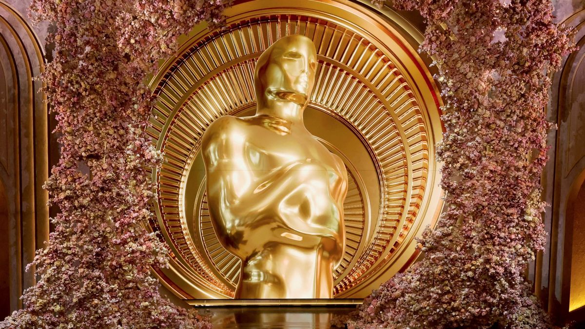 Image of Oscar statue on Oscars stage