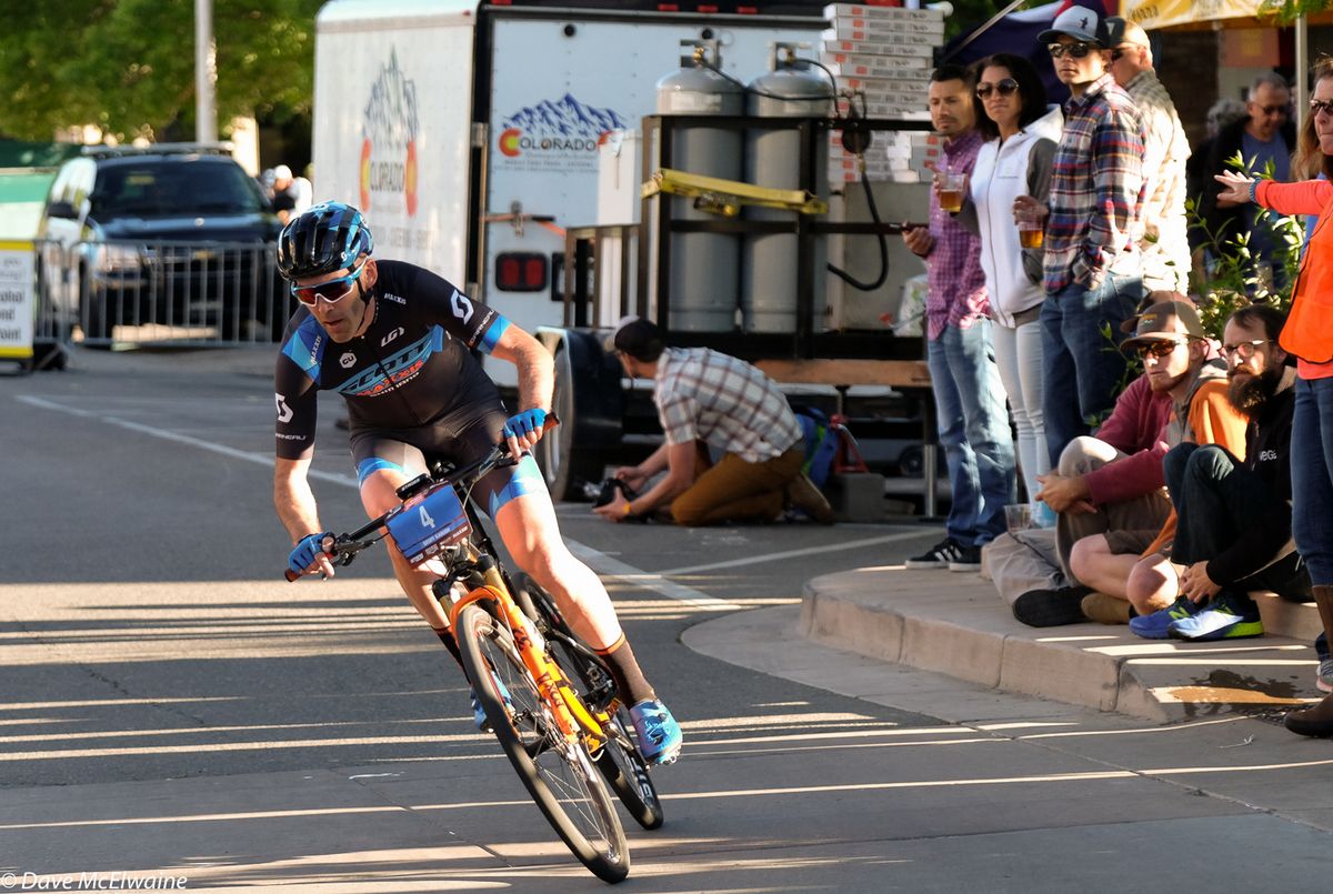 Geoff Kabush (Scott-Maxxis) went off the front with five laps remaining
