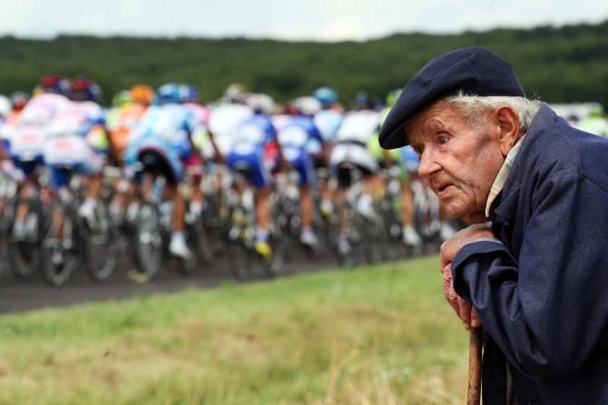 A old tifosi watches the Giro go by