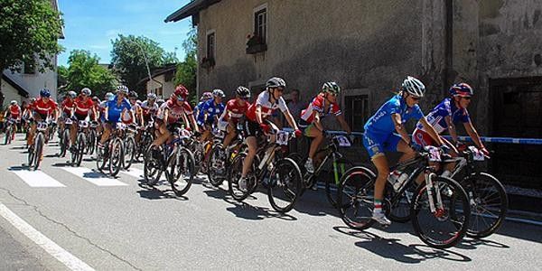 The women's peleton rolls out