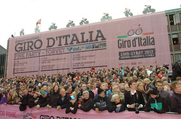 Fans watch the Giro teams parade by