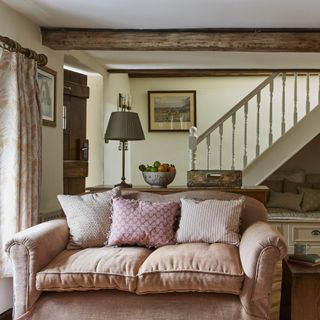 snug in thatched cottage with stairs