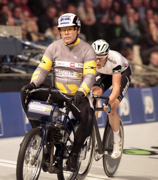 Niki Terpstra tucks in behind the derny.