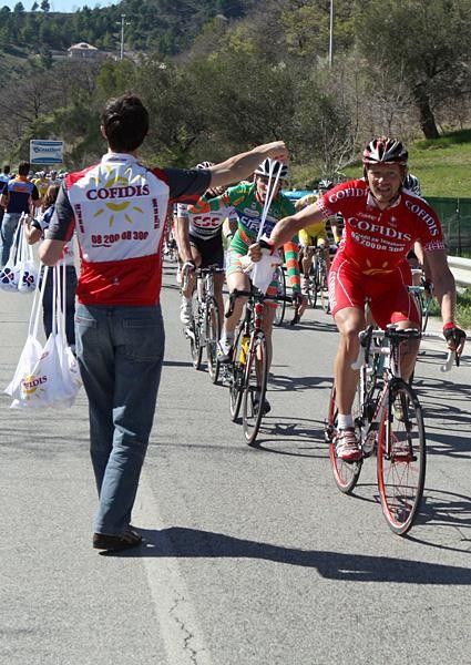 Frank Hoj (Cofidis) gets his feed.