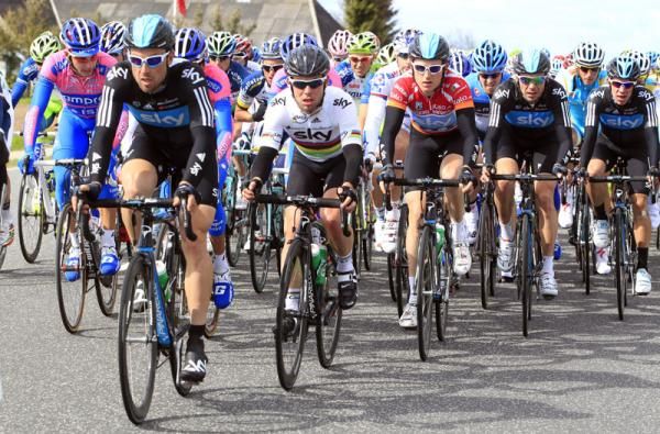 Team Sky protect Mark Cavendish