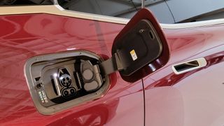 Primer plano de un puerto de carga de vehículos eléctricos