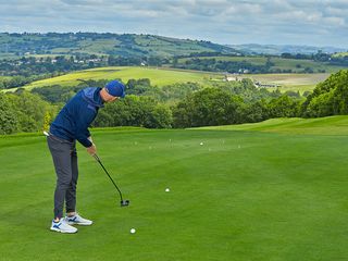 Ged Walters demonstrating the heads up drill for putting