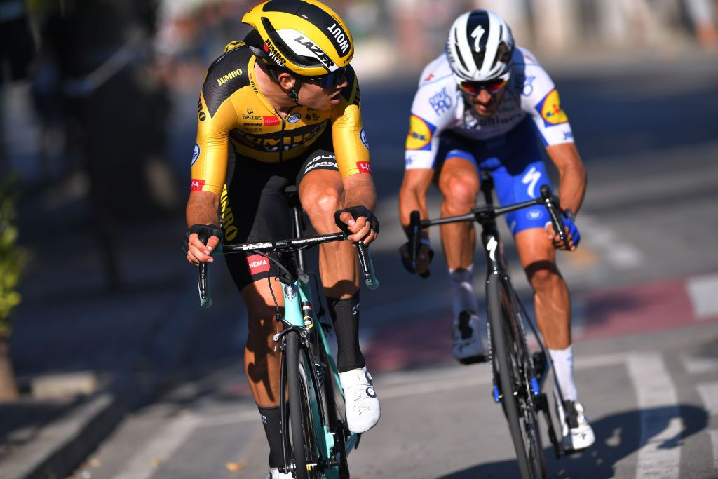 Van Aert keeps an eye on Alaphilippe