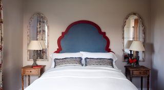 spare bedroom ideas using blue and red statement headboard