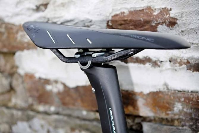Fizik Arione R3, carbon rails