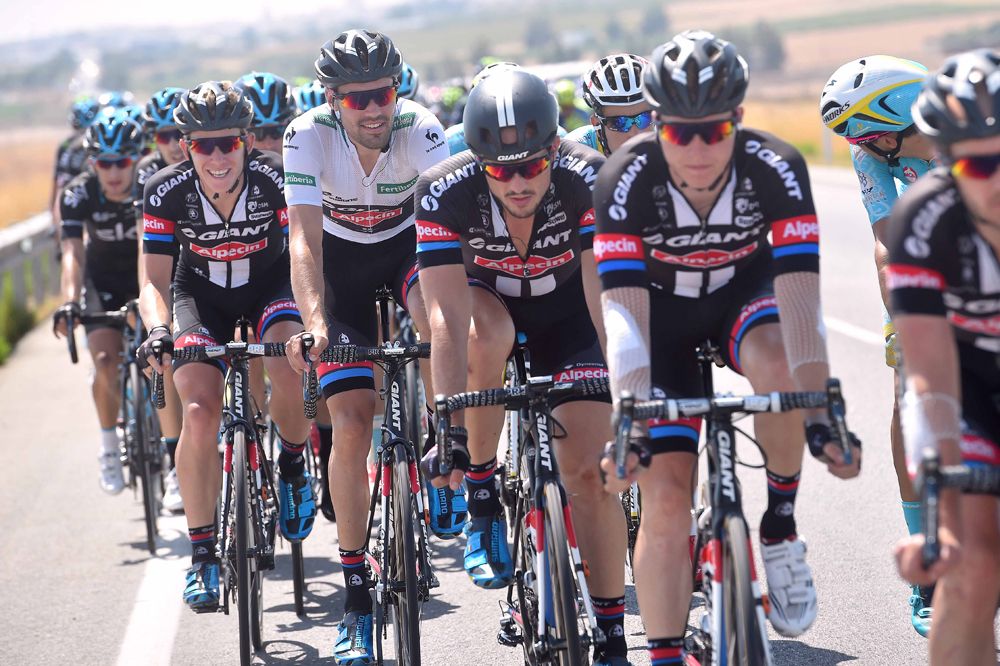 Giant-Alpecin gather at the front of the bunch