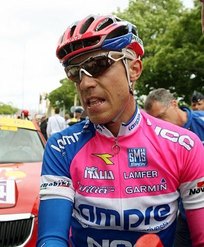 Cunego discusses the stage with reporters.