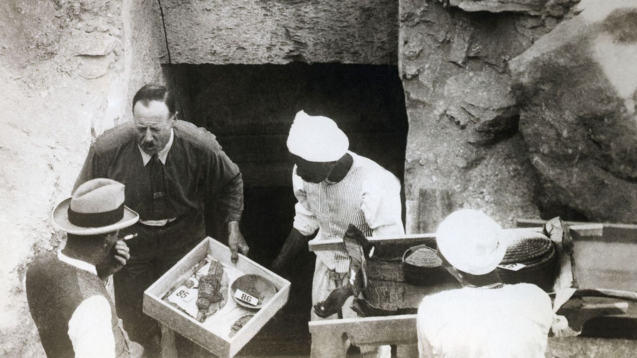 Howard Carter at Tutankhamun&amp;#039;s tomb