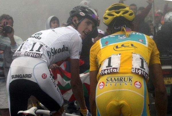 Andy Schleck (Saxo Bank) has a word with Alberto Contador (Astana).