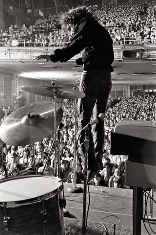 Jim Morrison jumping onstage