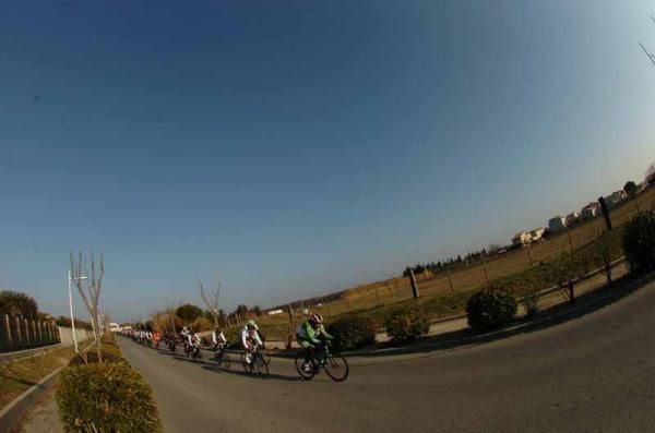 The peloton race towards Bellegarde on stage 1 of Etoile de Bess&egrave;ges