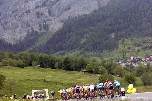The bunch flying towards the finish.