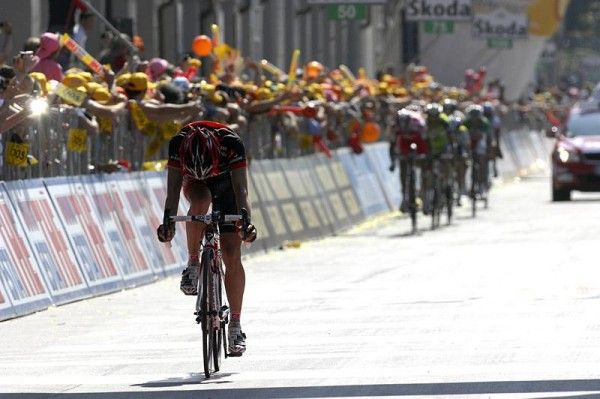 David Arroyo (Caisse d'Epargne) crosses the finish line in 5th place, 26 seconds behind stage winner Di Luca.