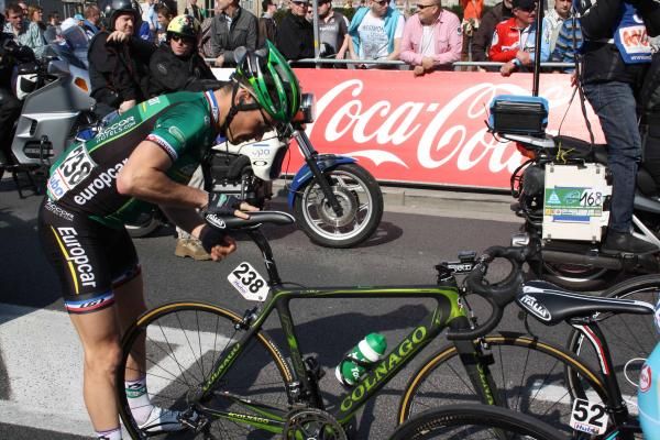 Some late adjustments for Thomas Voeckler (Europcar).