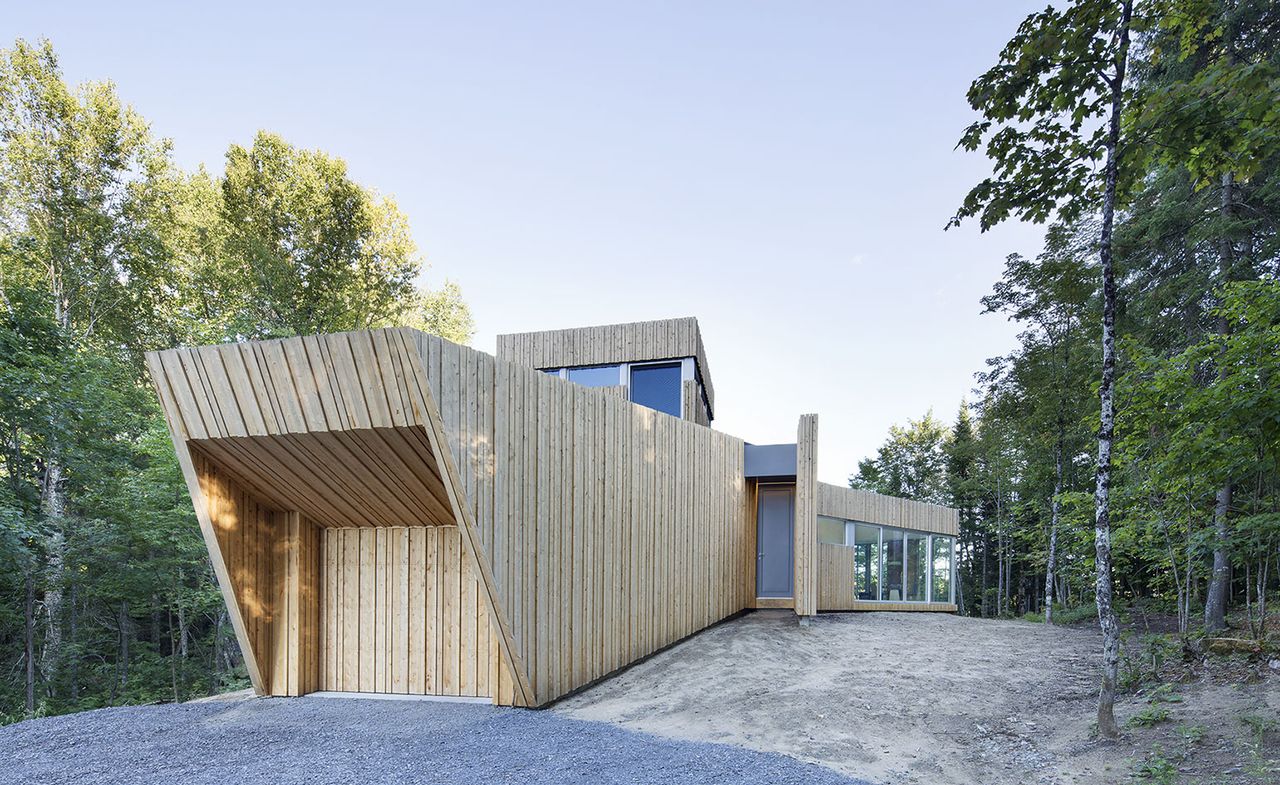 Exterior view of Canadian lake home in Montreal