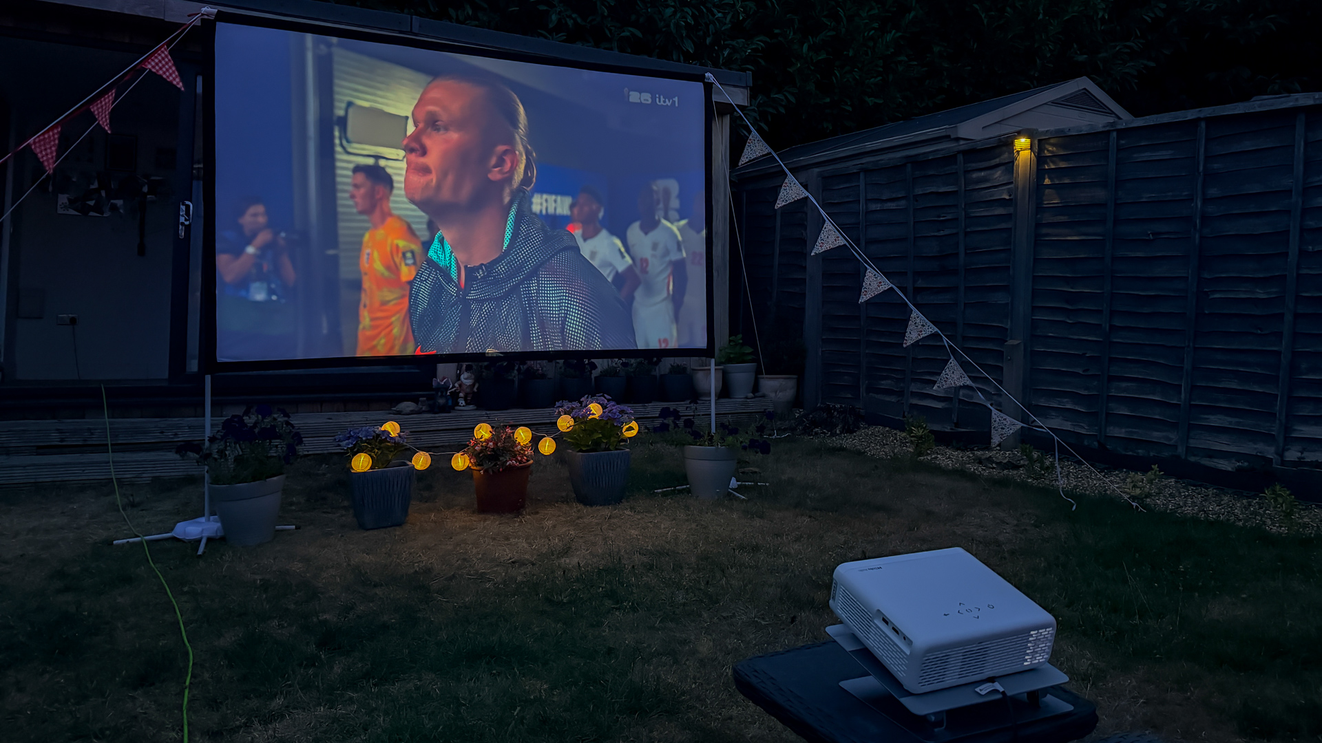 Aurzen Roku TV Smart Projector (England v Norway, World Cup 2026)