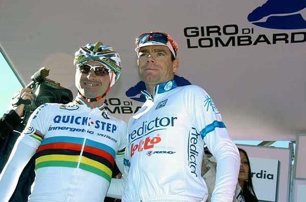 Bettini and Evans before the race with their whitish shirts that sets them apart from the rest of the gang.