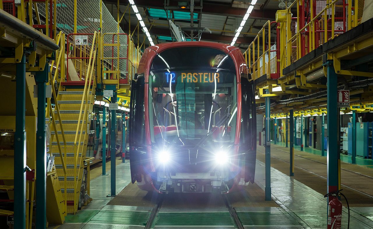 Front-facing shot of Ora ïto&#039;s new tram