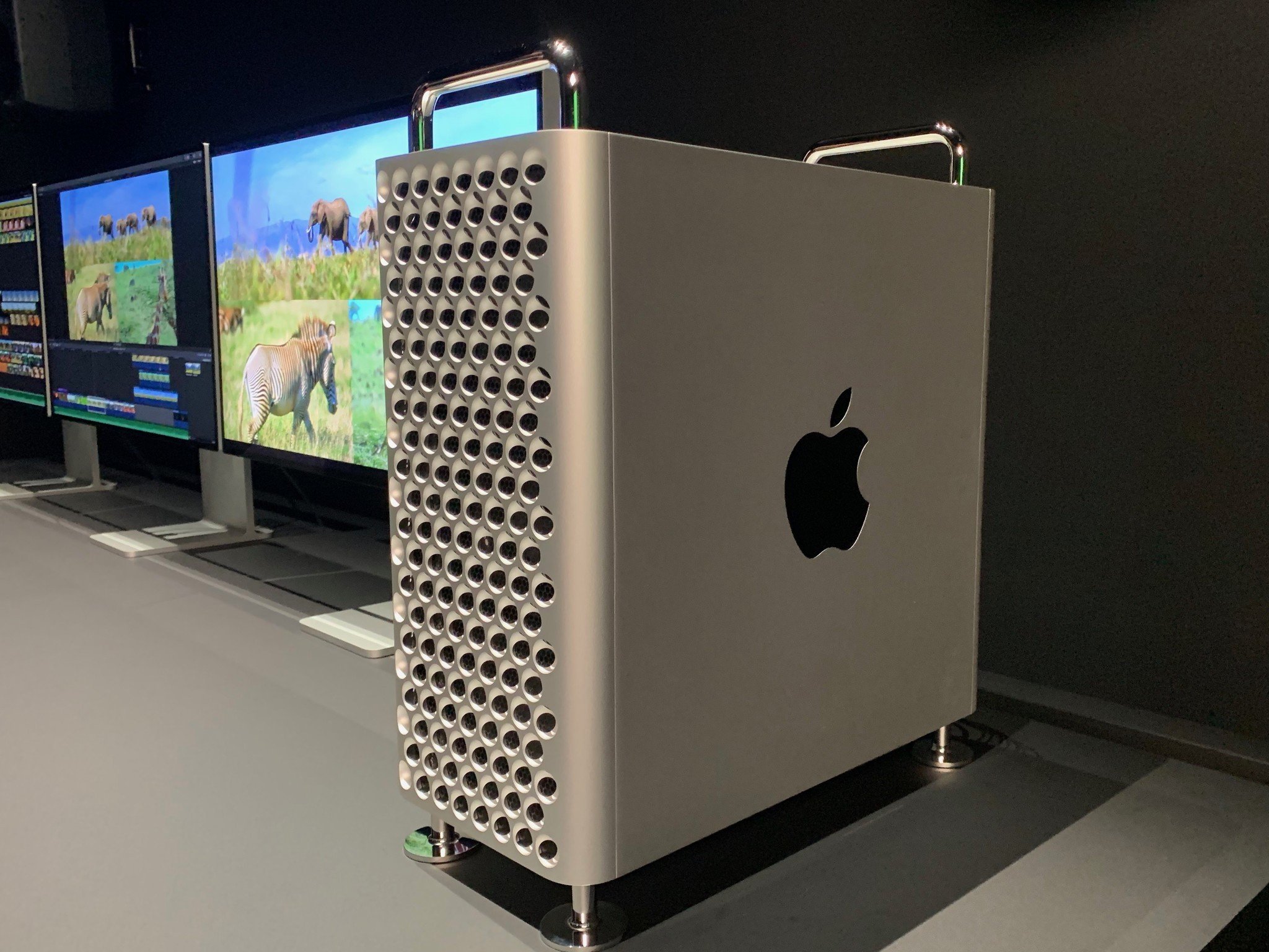 Someone finally maxed out a Mac Pro with 6000 Google Chrome 
