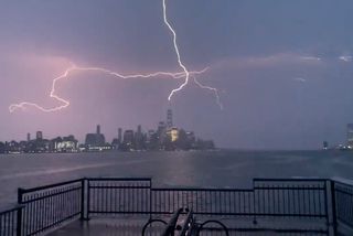 iPhone 12 Pro Max captures stunning slow-motion One World Trade Center lightning  strike | iMore